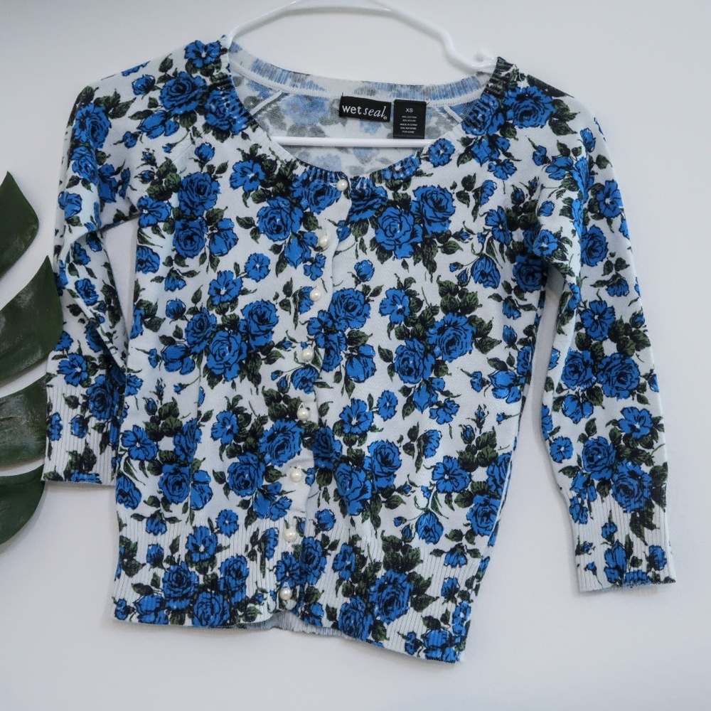 Blue Rose Floral Pearl Button croppedCardigan